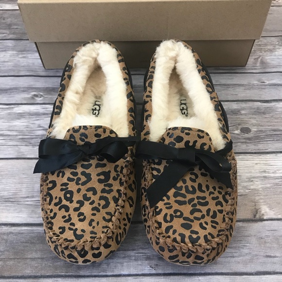 New Ugg Australia Dakota Leopard Bow Slippers - Picture 2 of 8
